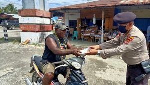 Masyarakat dapat nasi bungkus dari Dalmas Polres Nabire