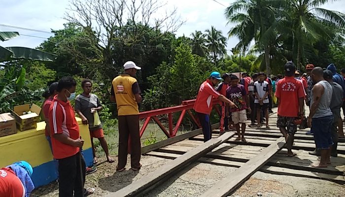 Jembatan sering rusak SMA N 3 Nabire libatkan Komite, siswa dan masyarakat perbaiki