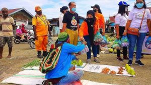 Mama-mama pedagang Pasar Kalibobo dapat bingkisan dari Komunitas Ourcitrus Infinity