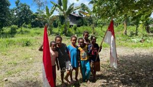 Polres Nabire beri bantuan umbul-umbul dan Bendera untuk anak-anak