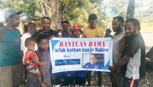 Warga RT 12 dan RT 18 Kampung Samabusa dapat bantuan dari Jhon Gobai