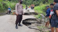 Bhabinkamtibmas datangi jembatan rusak di Rawawudo