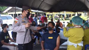 Sebanyak 512 orang dapat vaksin kemarin di Polres Nabire