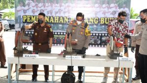 Polres Nabire musnahkan dua Senpi LP dan sebuah Senpi laras pendek sertab amunisinya