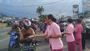 Warga dapat Takjil dari Polres Nabire