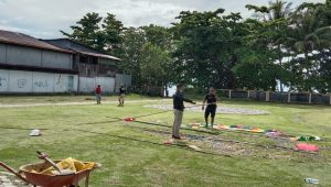 IKC Bantu Bersihkan Taman Gizi