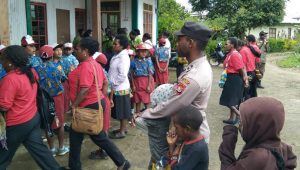 Binmas Noken Polres Dogiyai sambangi anak-anak di Gereja St. Immaculata