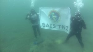 Pengibaran Bendera Merah Putih di dalam laut pelabuhan Samabusa