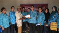 Tim PKK Nabire berbagi kasih jelang Natal