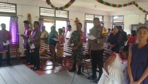 Kapolsek dan Danramil Mapia hadiri Natal di Gereja Agape Mapia