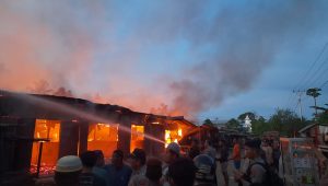 Pasar Sore terbakar, Damkar dan AWC Polres Nabire dikerahkan ke TKP