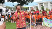 Bupati Nabire jumpai murid TK Shekina di halaman Kantornya