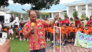 Bupati Nabire jumpai murid TK Shekina di halaman Kantornya