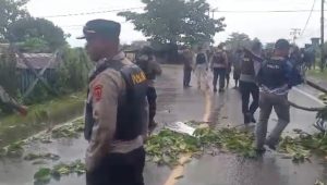 Polisi bongkar palang di depan Kuburan BMW