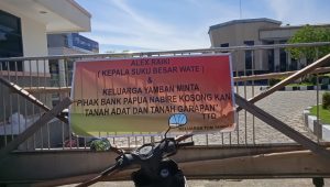 Palang di Kancab Bank Papua Nabire belum buka