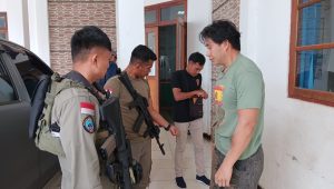 Anggota Satgas Damai cartenz di palang dan dianiaya