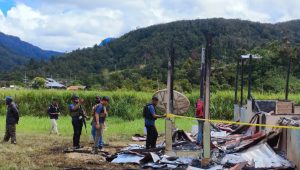 [Galeri Foto] Kebakaran di Kantor Distrik Kamuu Timur