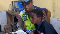 Bagikan buku untuk anak-anak, Perpustakaan Keliling di Polres Dogiyai bentuk Polri peduli literasi