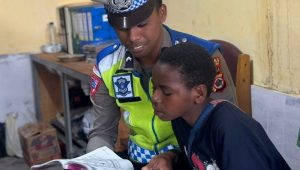 Bagikan buku untuk anak-anak, Perpustakaan Keliling di Polres Dogiyai bentuk Polri peduli literasi