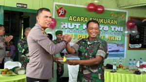 Hadiri HUT ke-78 TNI, Kompol Sarraju berikan tumpeng ke Pabung Moanemani