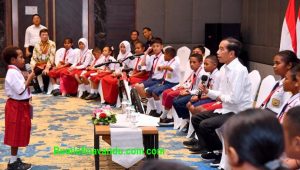 Jawab perkalian dengan benar, Siswa SD di Nabire dapat hadiah sepeda dari Jokowi