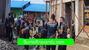 Puluhan personil Polres Dogiyai bantu pengecoran masjid Al Kautsar