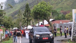 Foto Pengamanan Jalan Salib di Mulia, Puncak Jaya