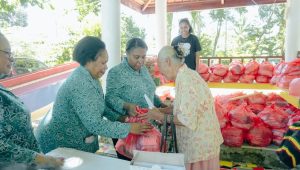 TP-PKK Berbagi Kasih bersama Ibu-ibu Lansia di Nabire