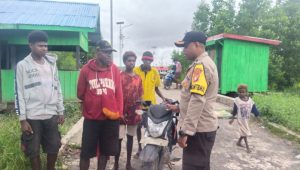 Jumat Curhat, Bhabinkamtibmas Kampung Kiworo lakukan Patroli dialogis