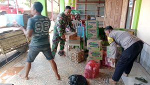 Sinergitas TNI, Polri dan Komunitas membantu warga yang terdampak banjir di Kampung telaga sari