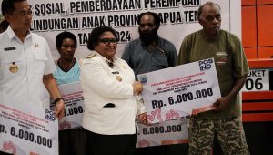 Ribka Haluk serahkan bantuan tunai penanganan kemiskinan ekstrem di Mimika