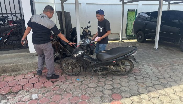 Tersangka dan barang bukti kasus pencurian motor diserahkan ke Kejari Nabire.