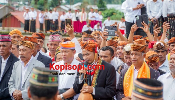 Ritual tuak curu saat penjemputan dua imam baru di Wae Mese, Lagur, Kamis (30/1/2025). - Dokpri/An Sehadun