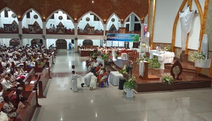 Umat Katolik Paroki KSK Nabire ikut Misa Kamis Putih