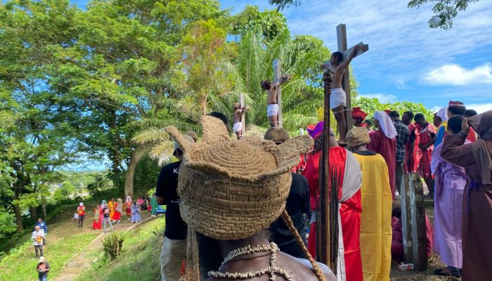 Umat Katolik Paroki KSK Nabire mengenang kisah sengsara Yesus