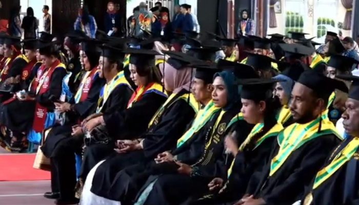 117 Mahasiswa STIA Asy-Syafi’iyah Fakfak Diwisuda, Bupati harap lulusan ambil peran bangun Daerah