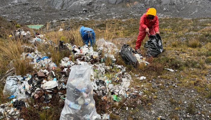 Jalur pendakian Cartenz dipenuhi sampah, karyawan PTFI turun tangan