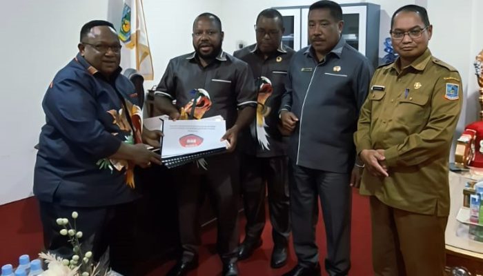 10 Draft Raperdasi dan Raperdasus Kajian STIH Mimika Diserahkan ke Pimpinan DPR Papua Tengah