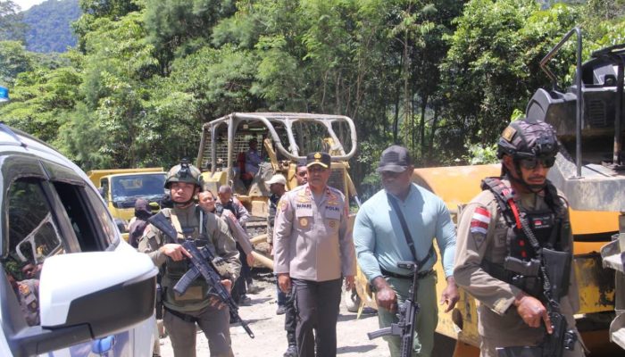 Kapolda Papua Tengah Tinjau Lokasi Longsor di KM 139