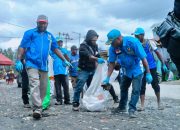 KNPI Deiyai Bersihkan Kota Waghete Sambut Hari Sumpah Pemuda 