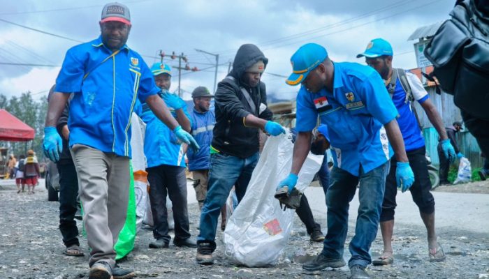 KNPI Deiyai Bersihkan Kota Waghete Sambut Hari Sumpah Pemuda 