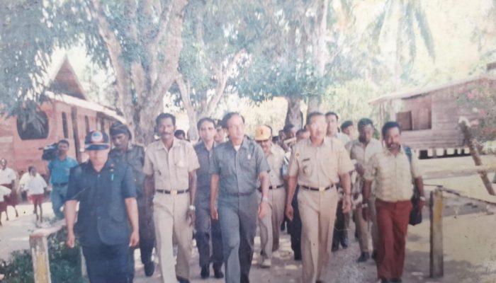 Arsip foto pemerintah Kampung Sima tahun 1997 saat kunjungan Menteri Kelautan di Kampung Sima. - Dok. Penulis