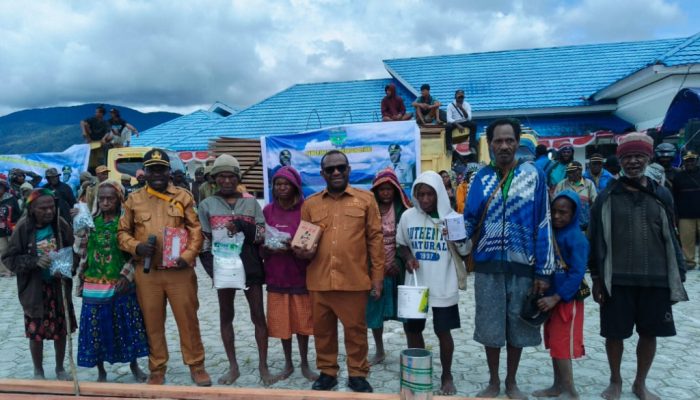 Bupati Deiyai Bagikan Bahan Bangunan kepada 67 Warga