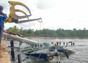Tim Gabungan TNI – Polri dan SAR Berhasil Evakuasi Pesawat Smart Air di Pesisir Nabire