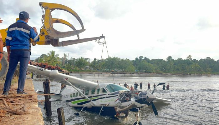 Tim Gabungan TNI – Polri dan SAR Berhasil Evakuasi Pesawat Smart Air di Pesisir Nabire