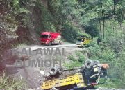 Sebuah Truk Terbalik di KM 141, Jalan Trans Nabire – Paniai