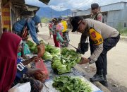 Iptu Yusuf H. Apiem, Sambangi  Mama Papua di Pasar Ikebo