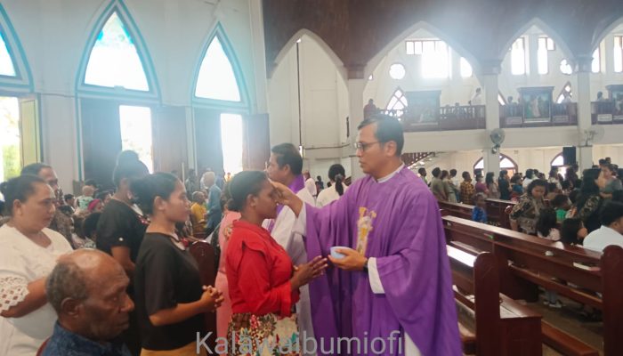 Ratusan Umat Katolik Paroki KSK Ikut Misa Rabu Abu