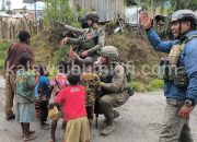 Satgas Damai Cartenz Patroli Sambil Menyapa Warga di Sugapa