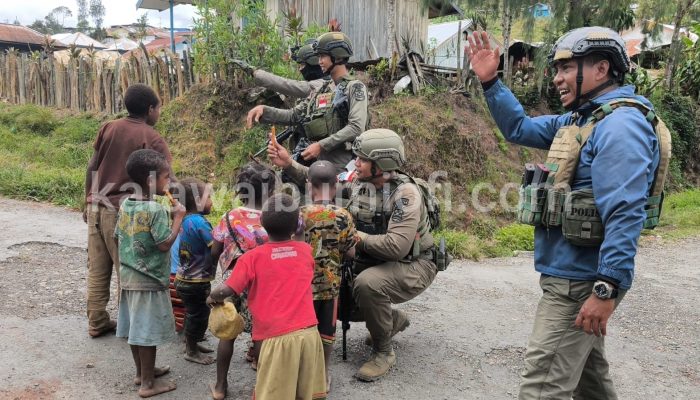 Satgas Damai Cartenz Patroli Sambil Menyapa Warga di Sugapa